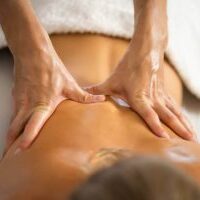 Photo d'une femme bénéficiant d'un massage signature (massage modelage prestige corps)
